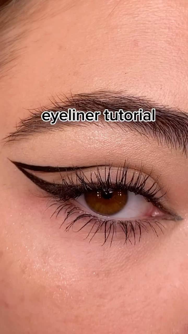 Makegirlzのインスタグラム：「أسهل طريقة لرسم الجرافيك آيلاينر 🤩  Easy graphic eyeliner tutorial 🤩  Credits: @makkeupyourmind ❤️  بوتيكات #Boutiqaat #الكويت #السعودية #الامارات #عمان #البحرين #قطر #العراق#hack #makeuphack #makeup #contour #blusher」