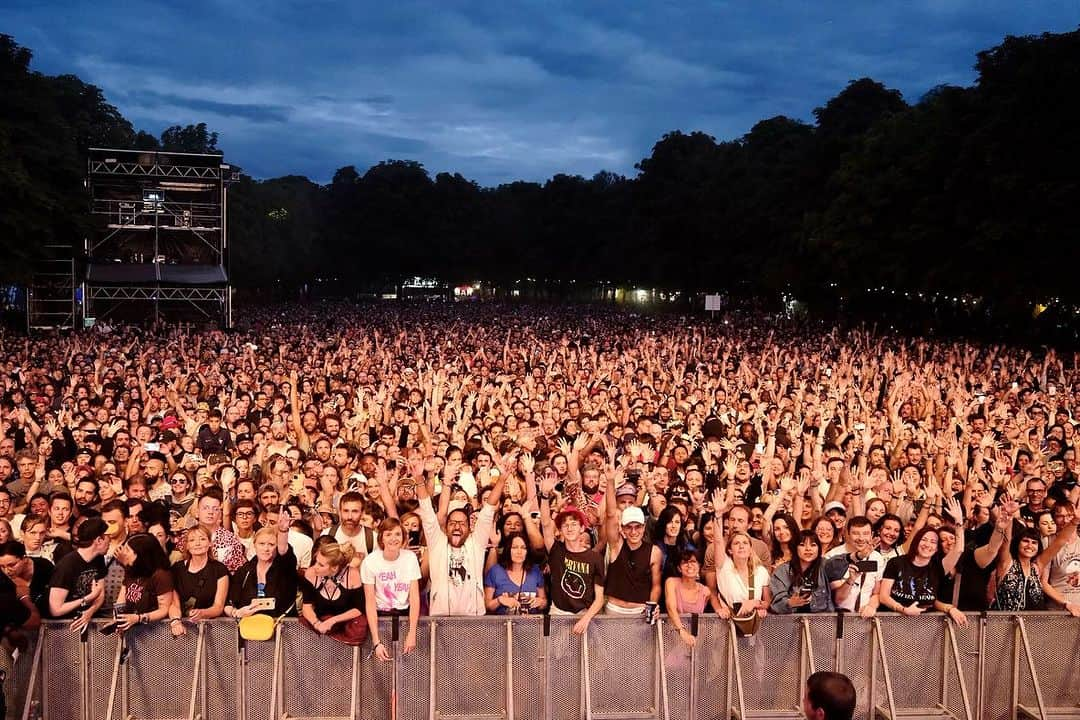 ヤー・ヤー・ヤーズさんのインスタグラム写真 - (ヤー・ヤー・ヤーズInstagram)「Oui oui oui Paris 💥🇫🇷 @rockenseine thank you for rocking with us last night.  No one loves you like we do ❤️  📷 1-3, 5-9 @forpopsake  4,10 @little_vampire」8月28日 1時04分 - yeahyeahyeahs