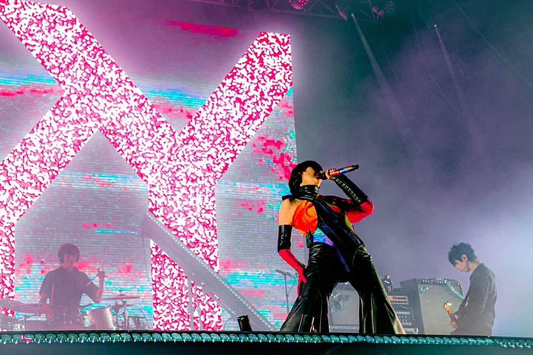 ヤー・ヤー・ヤーズさんのインスタグラム写真 - (ヤー・ヤー・ヤーズInstagram)「Oui oui oui Paris 💥🇫🇷 @rockenseine thank you for rocking with us last night.  No one loves you like we do ❤️  📷 1-3, 5-9 @forpopsake  4,10 @little_vampire」8月28日 1時04分 - yeahyeahyeahs