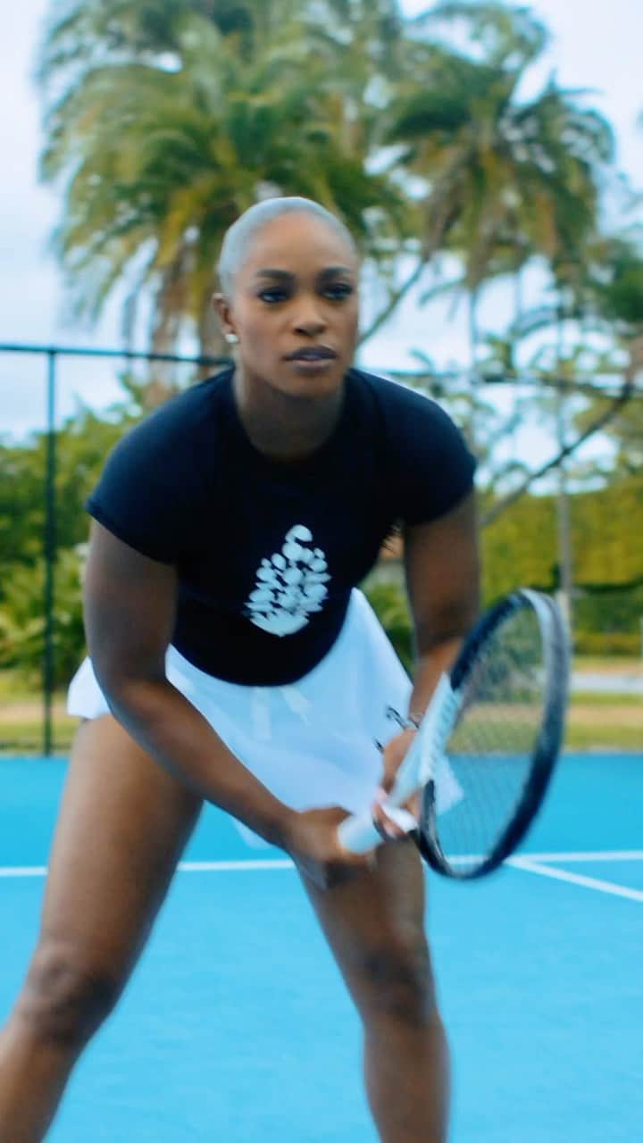 スローン・スティーブンスのインスタグラム：「Good luck to FP Movement ambassador @sloanestephens at the US Open! We can’t wait to be there cheering you on! 🤍🎾 Tap the link to shop her look!」