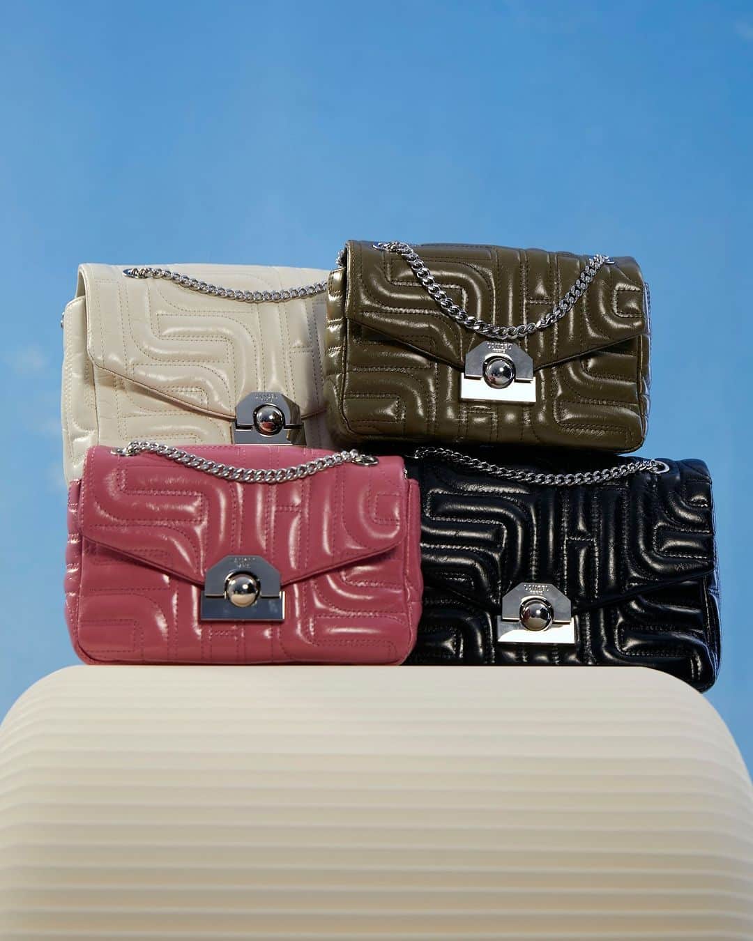 ランセルのインスタグラム：「Warning: Wearing our Midi-Minuit bag may cause sudden bursts of confidence, incredible style, and an irresistible urge to show off your new bag to your friends!  #LancelParis #FW23 #MidiMinuit #LancelTwist」