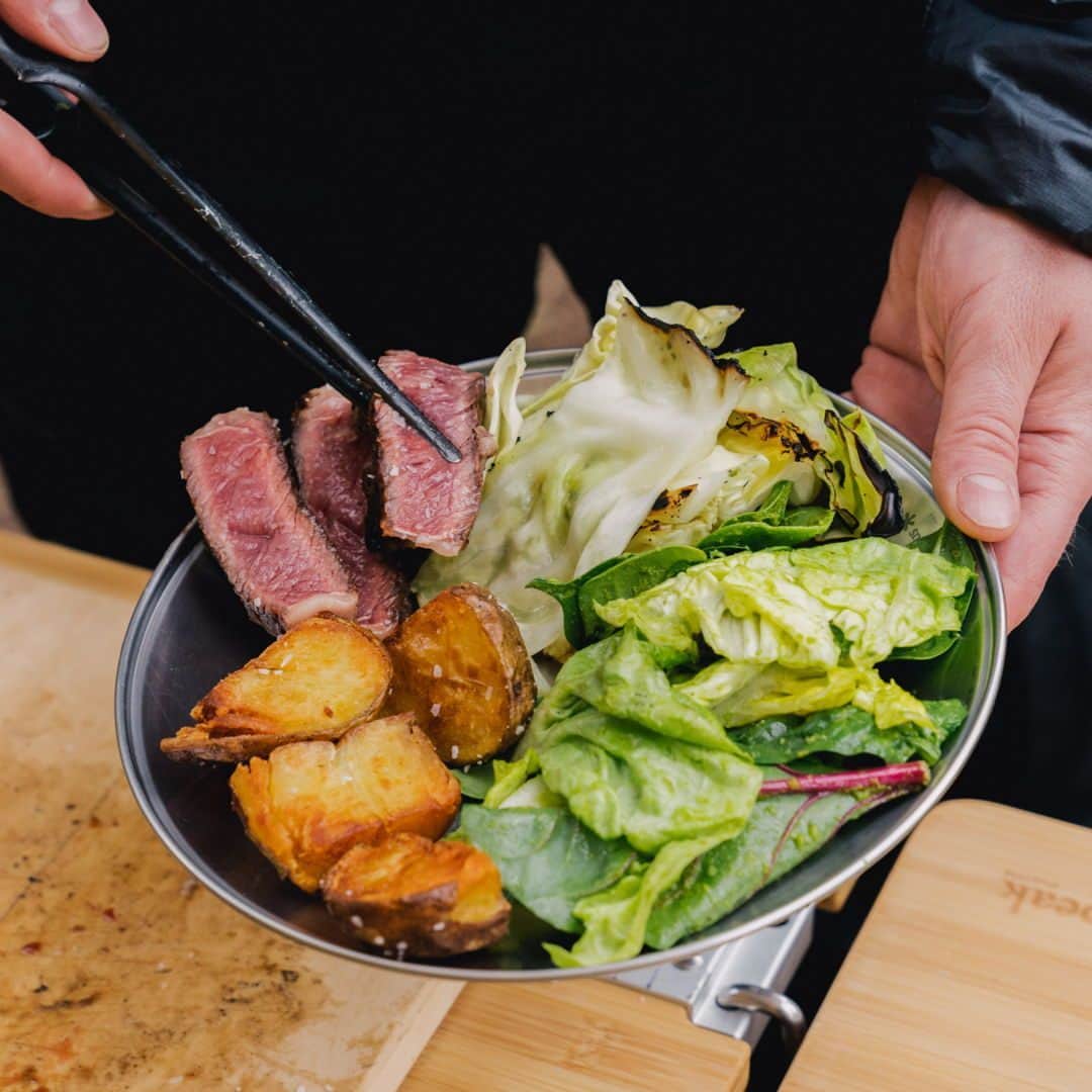 のインスタグラム：「A plate full of goodness.   #snowpeakusa #campcooking #campdinner #campinggear」