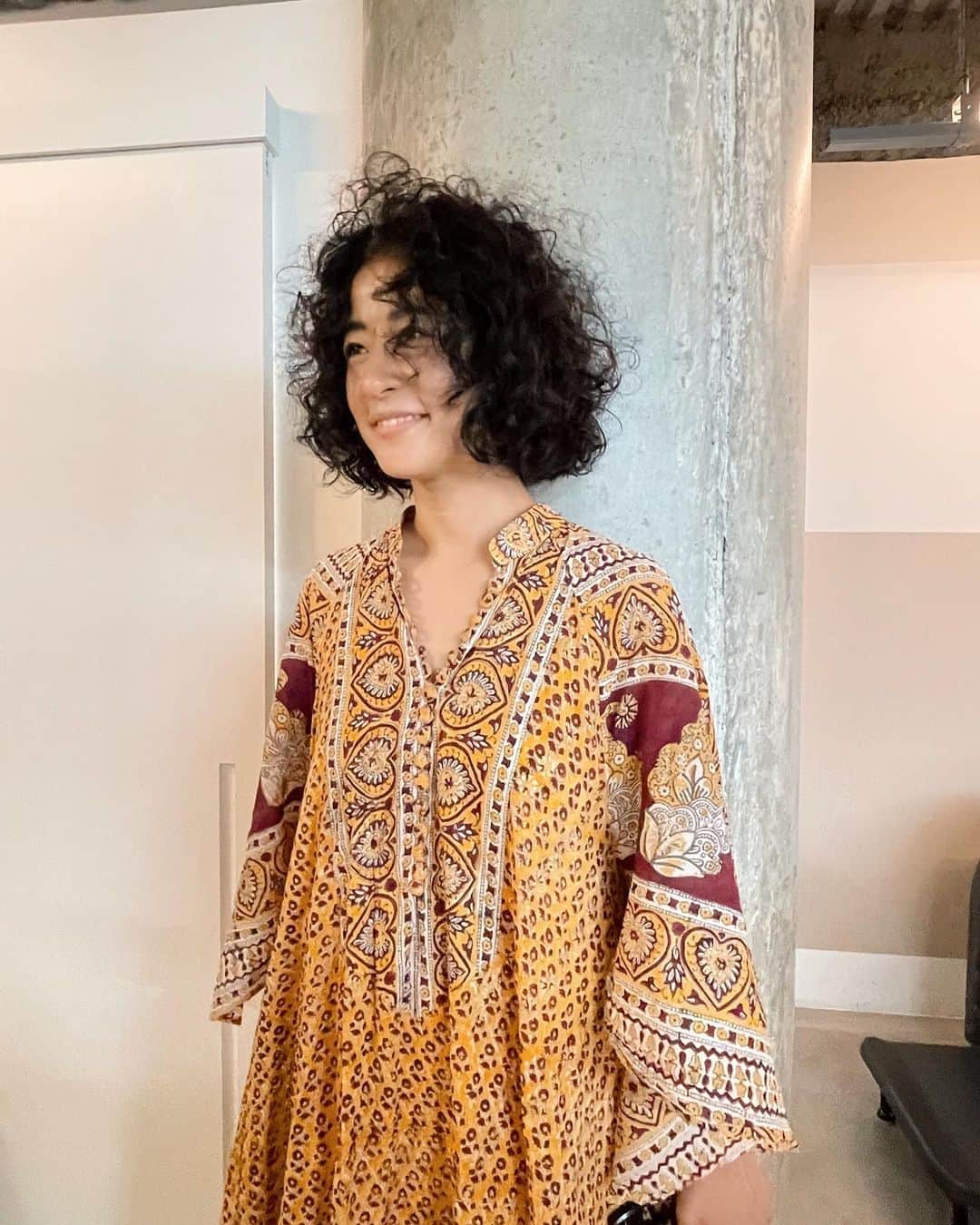 のインスタグラム：「🌀 このくらい伸ばしたい 自分がやりたいヘアをやってるふしがある  月の前半は渋谷、後半は二子玉川に出勤しています  ご予約はリンクのネット予約・店舗までご連絡ください  〈Shibuya〉 PHONE  03-6450-6032 東京都渋谷区渋谷1-11-3第1小山ビル-4F  〈kafla  futakotamagawa〉 PHONE  03-6431-0411 東京都世田谷区玉川2-15-13  #パーマモリアゲヨウカイ #パーマスタイル #くるくるパーマ #パーマ #パーマスタイル #ショートパーマ #マッシュショートパーマ #ウルフパーマ #ケアパーマ #ブリーチパーマ #スパイラルパーマ ＃黒髪パーマ」