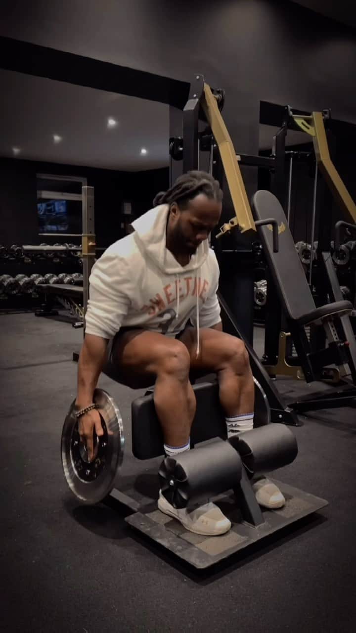 Ulissesworldのインスタグラム：「Leg day is here 🦵🏾 Let’s get it 🏋🏾‍♀️ Savage Sunday is for legs. What you training today?  #ulissesworld #capcut #dedication #gymlifestyle」