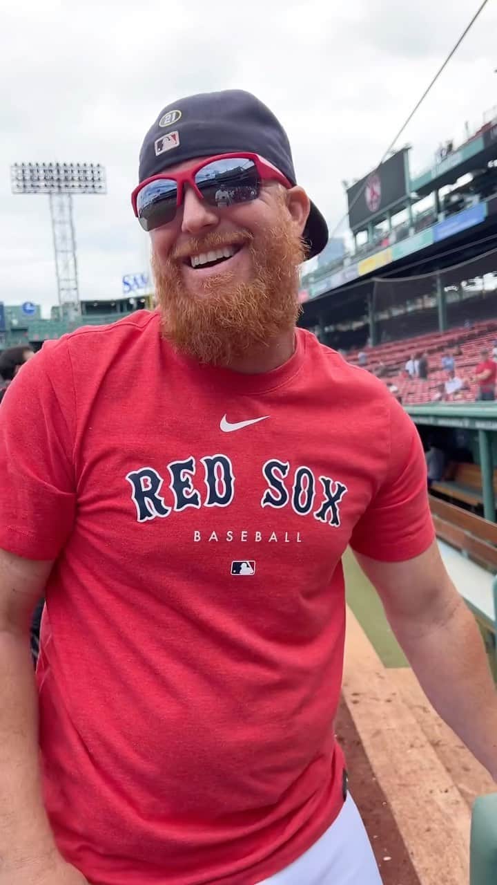ジャスティン・ターナーのインスタグラム：「Comment your section, row and seat # below ⬇️ #FanLove ⚾️」