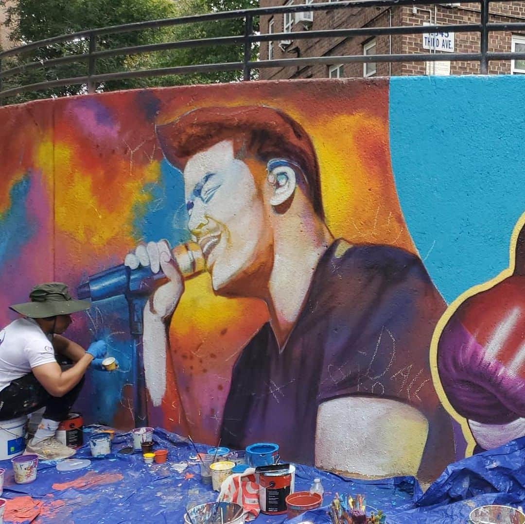 プリンス・ロイスのインスタグラム：「Las palabras no pueden explicar el gran honor y la gratitud que siento al tener un mural dedicado a mi música en mi comunidad. Creciendo en los proyectos de Patterson, siempre pasaba por ahí de camino a la escuela. Espero poder seguir inspirando a mi gente a que crean en sus sueños. Recuerden que su potencial no tiene límites. Gracias por tanto AMOR 🙏🏼❤️🫡」