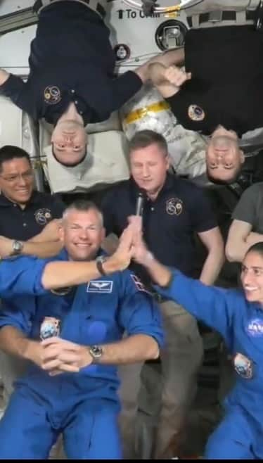 国際宇宙ステーションのインスタグラム：「Welcome aboard, #Crew7!   The four @NASA SpaceX Crew-7 members, NASA astronaut Jasmin Moghbeli, ESA (European Space Agency) astronaut Andreas Mogensen, JAXA (Japan Aerospace Exploration Agency) astronaut Satoshi Furukawa, and Roscosmos cosmonaut Konstantin Borisov, arrived to the space station aboard the @SpaceX Dragon Endurance spacecraft earlier today, docking to the Harmony module’s space-facing port at 9:16 a.m. EDT. A short time after, the quartet was greeted by the seven-member Expedition 69 crew, expanding the orbiting lab’s population to 11 until Crew-6 departs and splashes down about a week from now.   Crew-7 will now begin their six-month mission in microgravity loaded with a variety of scientific investigations.    #nasa #international #space #station #spaceX #crew7 #expedition69 #esa #jaxa #roscosmos #astronaut #cosmonaut #dragon #endurance #low #earth #orbit」