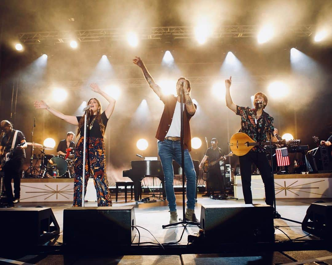 ヒラリー・スコットのインスタグラム：「Delaware and Virginia made for some sweet memories! Thank you to everyone who came to see us. 💖  @ladya  @charleskelley @davehaywoodla  @hodgesusry  @jessberriosartistry」