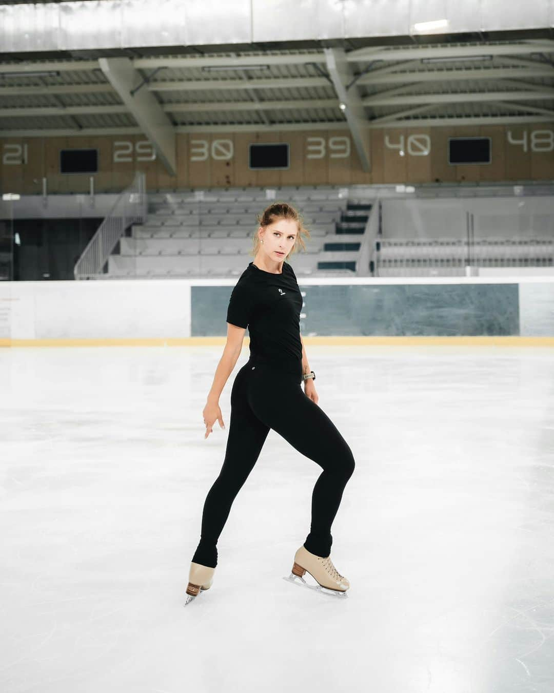 エリスカ・ブレジノワのインスタグラム：「R E S O L V E  Resolve (noun): to decide firmly on a course of action. At Peak Ice, the skaters arrive with the resolve to succeed at what they do and hope to achieve.  #figureskating #Фигурноекатание #フィギュアスケート #peakicecamps #figureskater #iceskating #figureskate #patinajeartistico #patinageartistique  @benoitrichaud @jeremie.panya @belinda.films @svenvee @cedric__tour  @a.bocklandt @thomas.kennes @niko.ulanovsky @ddiabak._ @alisamikonsaari @angelinaturenko」