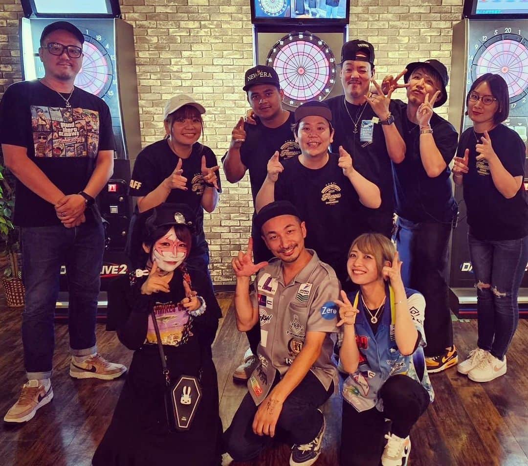 浅田斉吾のインスタグラム：「本日はみんなありがとうございました！ ゲストの皆さん、参加された皆さん、まごころ倶楽部の皆さん、 スタッフみんな  お疲れ様andありがとうございました！  集合写真は追って店のアカウントから上げさせて頂きます！  来月もイベント企画してますので、よろしくお願いします！  @dartsbar_famous  @famous0801  @arashi_man  @_kaori_miura_  @perolina_usami」