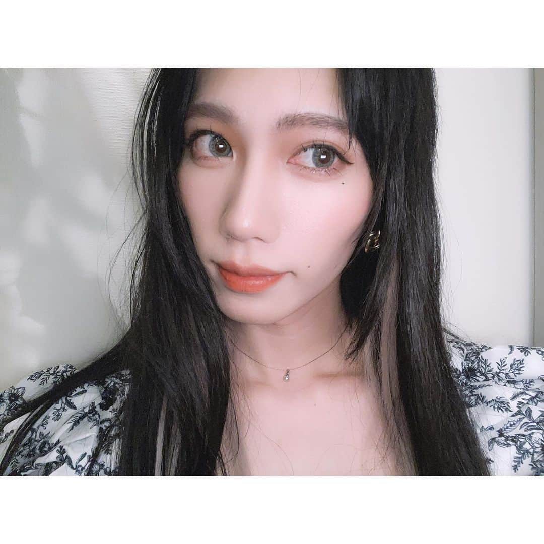 志村禎雄のインスタグラム：「あんにょん🩶   最近みんなおげんきかな?  だおは皆には全然言ってないけど 目まぐるしい日々を過ごしてます  色んな出逢いや、今後のこと日々 色んな幸せや感謝する事が今まで 以上にたくさんあって感情が忙し₍ᵔ· ̫·ᵔ₎  笑  そう言えば、ずっとずっと家系が 天パ族で毎日アイロンとヘアケア して黒髪にしてからだいぶ地毛も 伸びてきて人生初めてのストパーも かける事が出来て今まで支度にかなり 時間がかかってたんだけどそれが今で はだいぶ短縮されて、それだけでストレス無くなりました(笑)  今まで撮影とかその時の雰囲気で 毎回イメージが変わるからストパー かけてこなかったけどこんなにも 時間も気持ちも楽になるならもっと 早くやれば良かったって思うくらい 時間が増えて幸せです>_<   @yuma.025  くん本当にいつもいつも ありがとうございます( т-т)。。。  そして撮影前や大事な時に時間 さいてだおのまつ毛を綺麗にしてくれる @mnkaaa1230 ちゃん、目元の印象って 凄くだいじだからいつも可愛くしてくれて ありがとう( ๑⃙⃘ˊᵕˋ๑⃙⃘ ) !   自己肯定感毎日急上昇 さんきゅーです︎︎^_ｰ ☆  ああ！日々生きてることに感謝♡⃛  はやくみんなに会って話したいいい！」