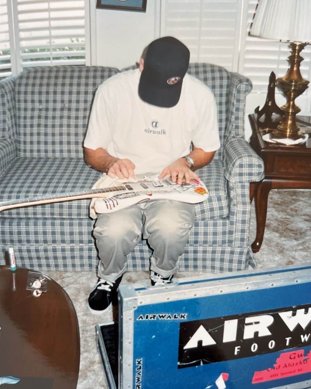 マーク・ホッパスのインスタグラム：「Tom, in my mom’s living room, putting new stickers on his pride and joy before leaving on our first tour. He wanted this guitar so bad and we had no money. Nothing. My mom co-signed for it. He customized it and made it his own and we toured it into the ground. Now that signature model is one of the best selling in the history of Fender. Pretty rad full-circle moment seeing this picture today.」