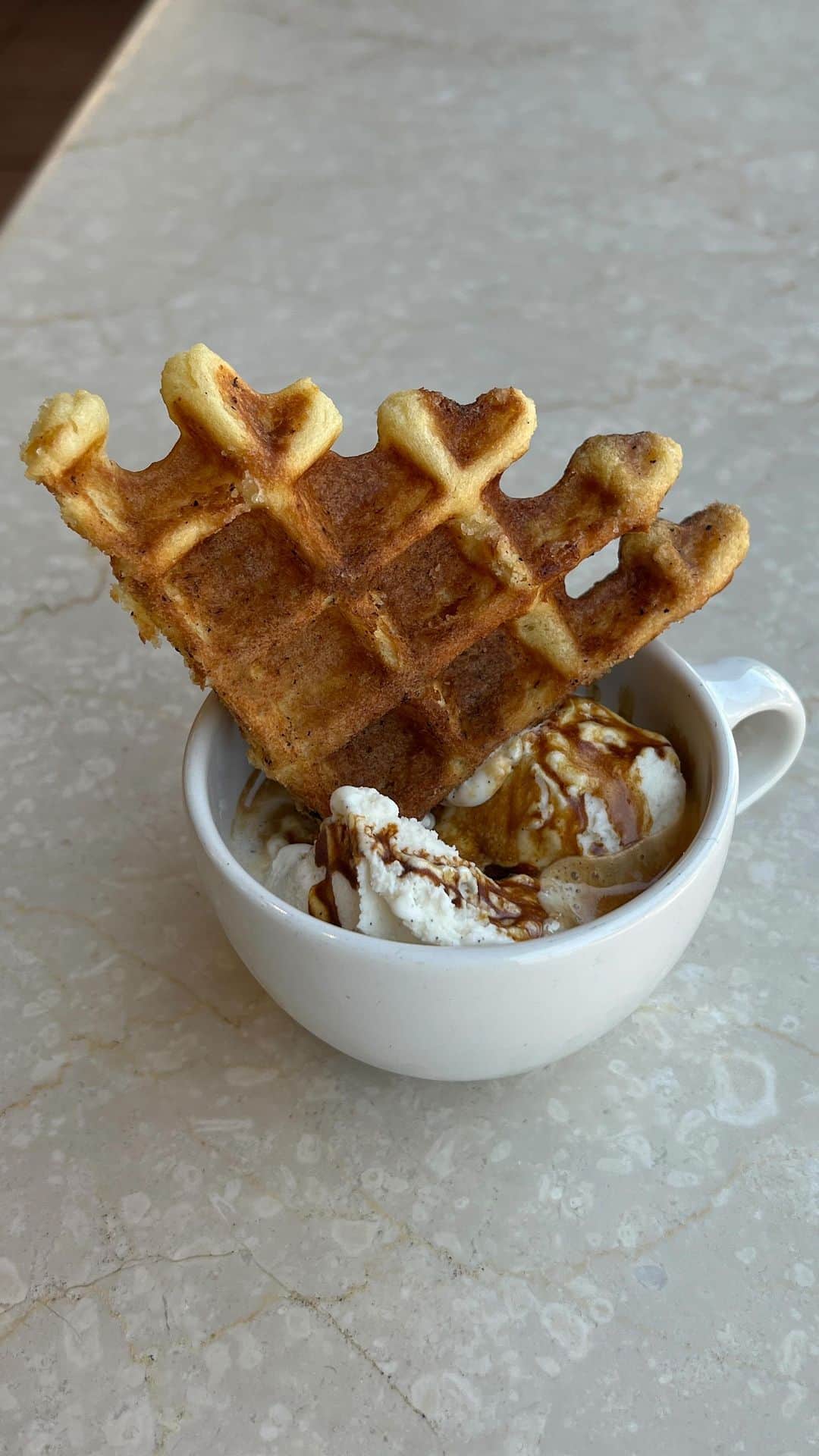 のインスタグラム：「Have you indulged in our ice cream offerings this summer? Cool off with a decadent Affogato, Wafelgato or NOLA Float.   Check the Blue Bottle app to find out what your local cafe is offering.」