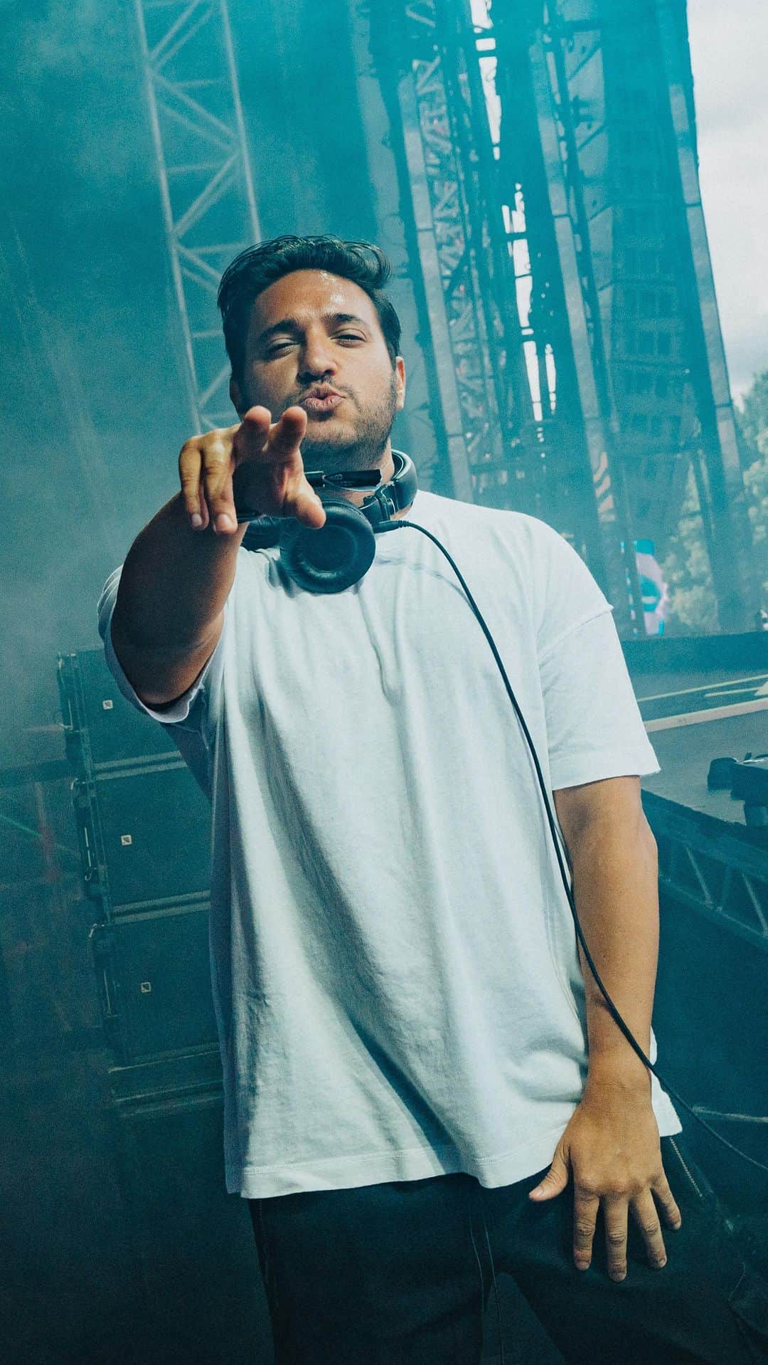 ジョナス・ブルーのインスタグラム：「📍Creamfields 12 hours back in the UK and you made every second worth it. Thank you for bringing the energy 💙」