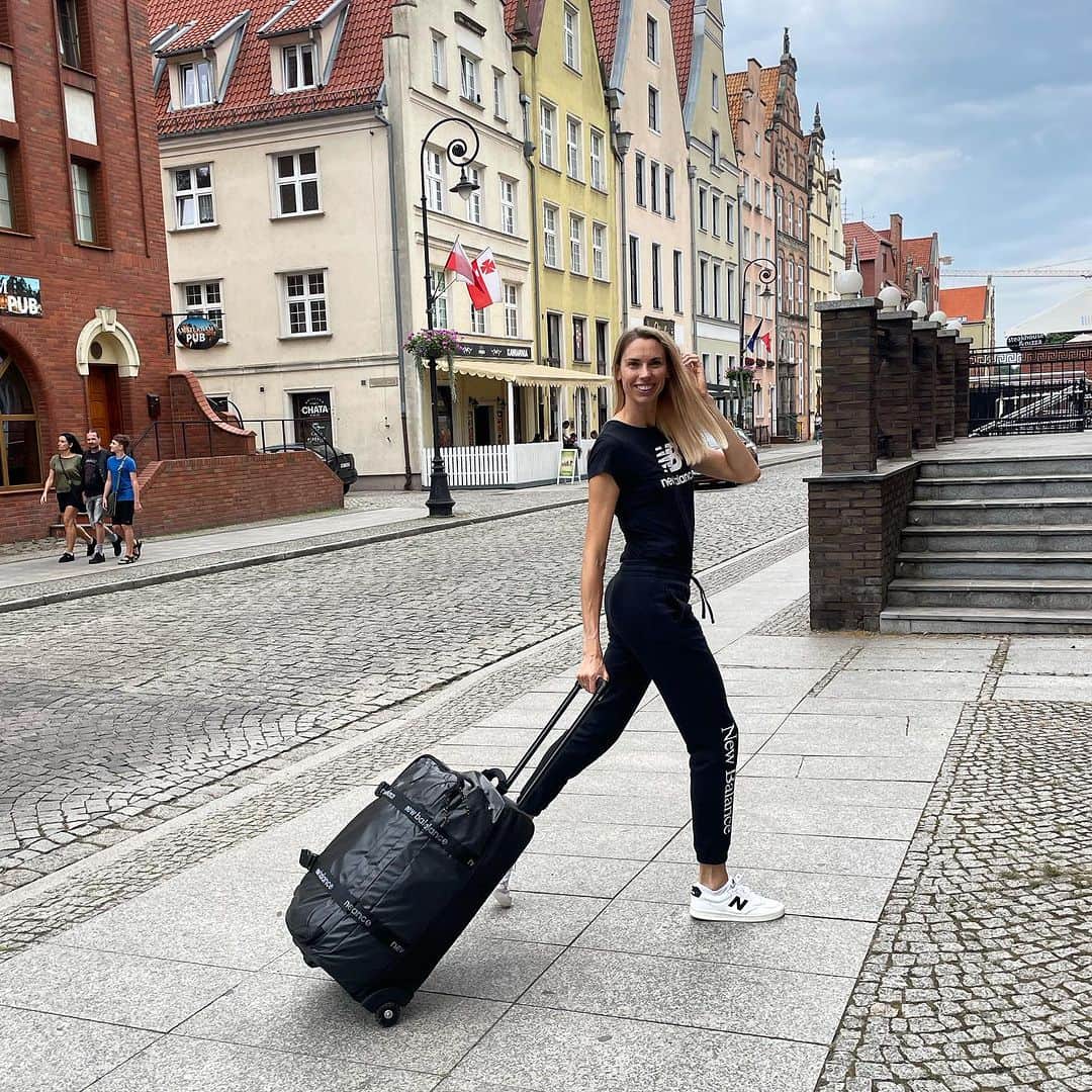 イガ・バウムガルトのインスタグラム：「Czas wyruszyć na krótki odpoczynek od biegania i kontuzji 🥰🩷 Hejka🫶🙋🏼‍♀️  #współpraca #newbalance #holiday #rest」