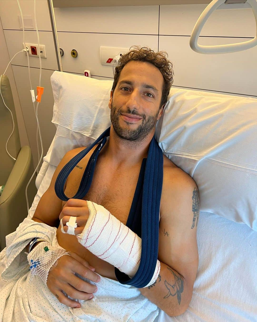 ダニエル・リカルドのインスタグラム：「Hey everyone. Had surgery this morning, got my first bit of metal work so that’s pretty cool. Big thanks to everyone who reached out and kept my spirits up. This ain’t a setback, just all part of the comeback 😊」