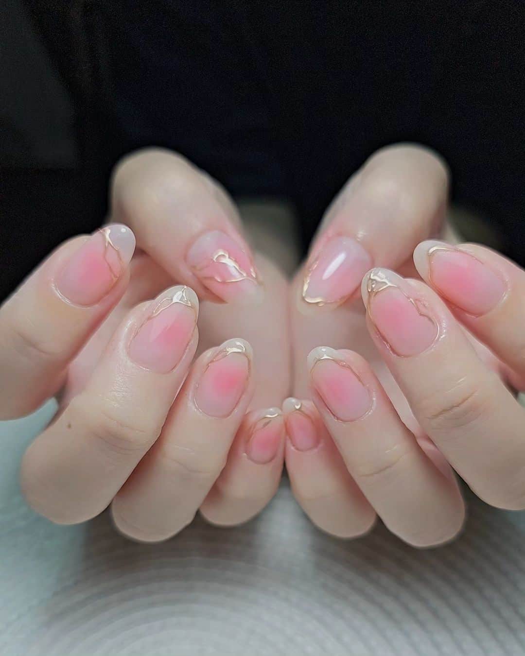 Yingのインスタグラム：「Easiest, mess-free, fuss-free, zero clean up BLUSH NAILS technique ever!  Just using @emena_nail.official Gradation Palette over a matte top coat and then rubbing in the pink!  Base colour: Didier Fiber Base Milky Pink  Blush: Emena Gradation Palette  Chrome: Bettygel Non Wipe Art Deco Gel and PREANFA Mirror Powder Champagne   Shop: www.nailwonderland.com @nailwonderlandsg」