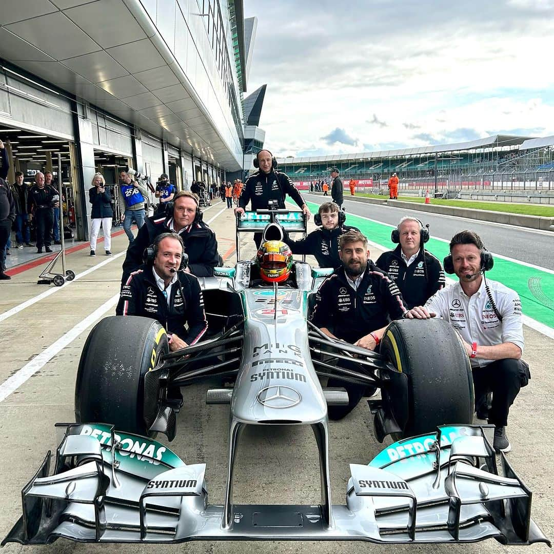 エステバン・グティエレスのインスタグラム：「What an amazing feeling driving the W04 at Silverstone! Thanks team @mercedesamgf1」