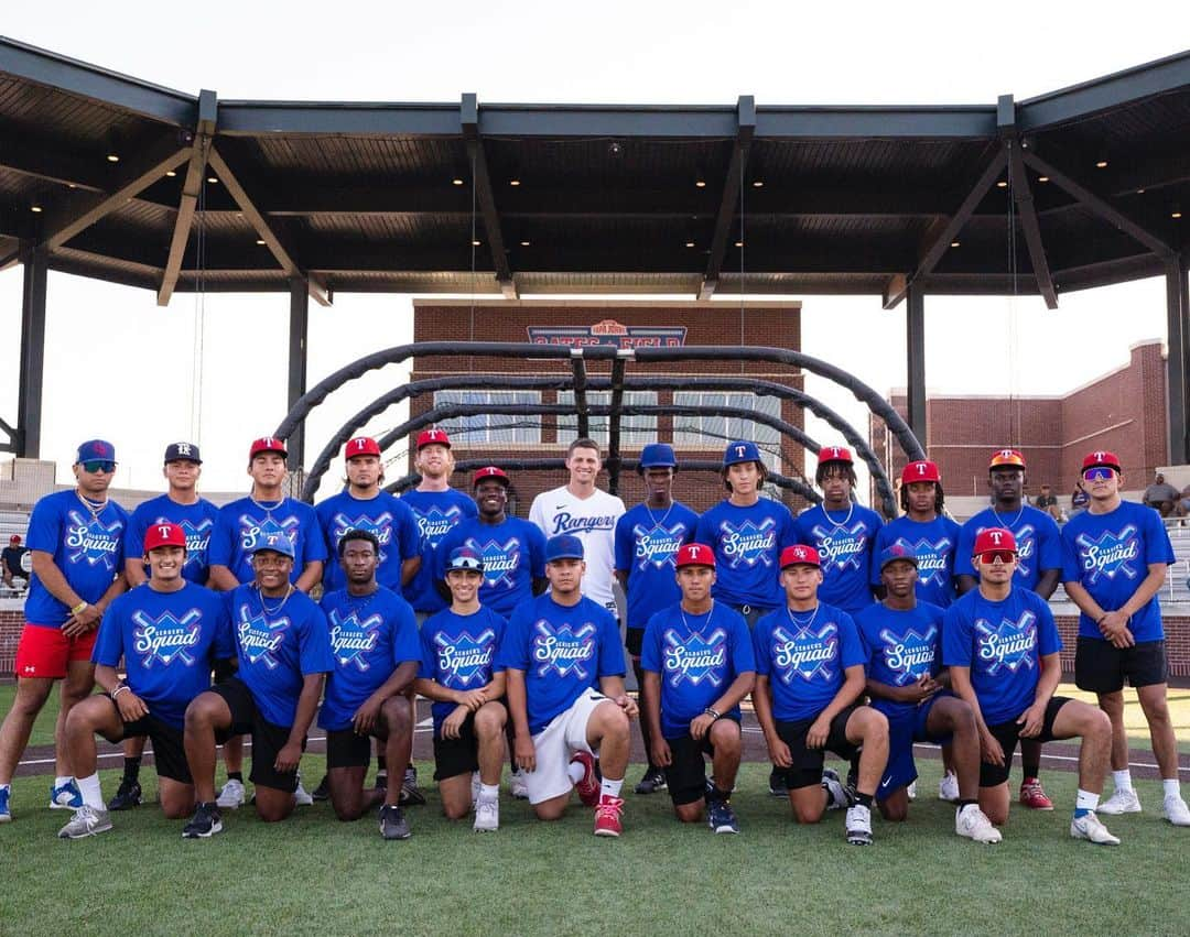 コーリー・シーガーさんのインスタグラム写真 - (コーリー・シーガーInstagram)「Thanks to the @rangersya for letting me, my wife and my dad host a hitting clinic for some of their athletes a few weeks ago.  Special thank you to @adidasdugout for helping me hook the kids up with some gear!」8月28日 2時20分 - coreyseager5