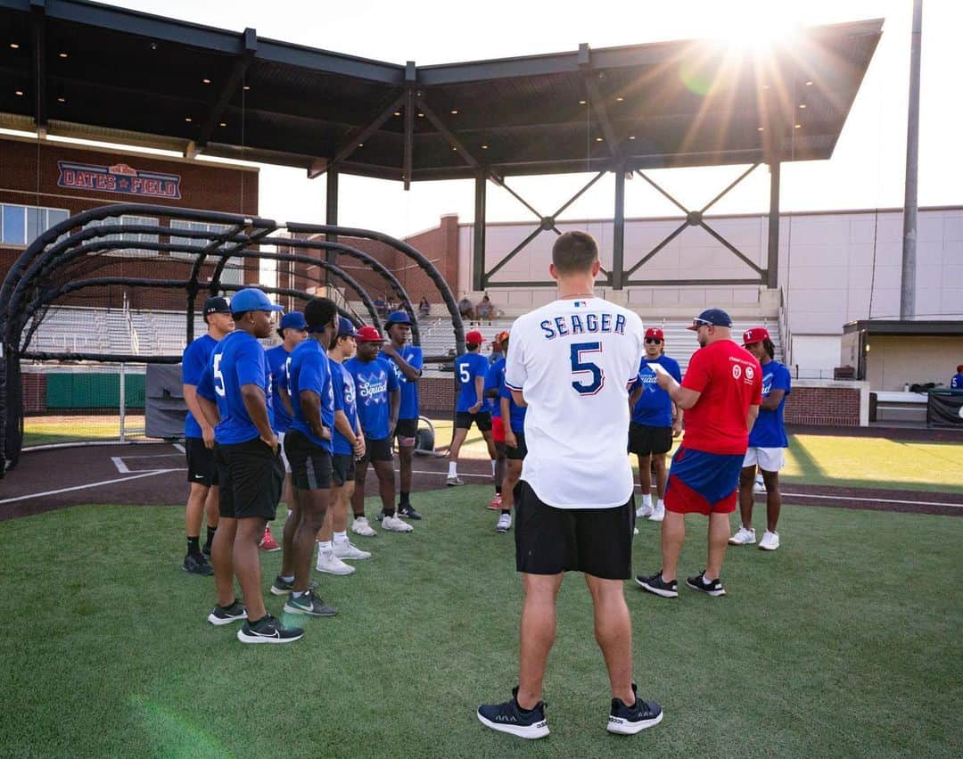 コーリー・シーガーさんのインスタグラム写真 - (コーリー・シーガーInstagram)「Thanks to the @rangersya for letting me, my wife and my dad host a hitting clinic for some of their athletes a few weeks ago.  Special thank you to @adidasdugout for helping me hook the kids up with some gear!」8月28日 2時20分 - coreyseager5