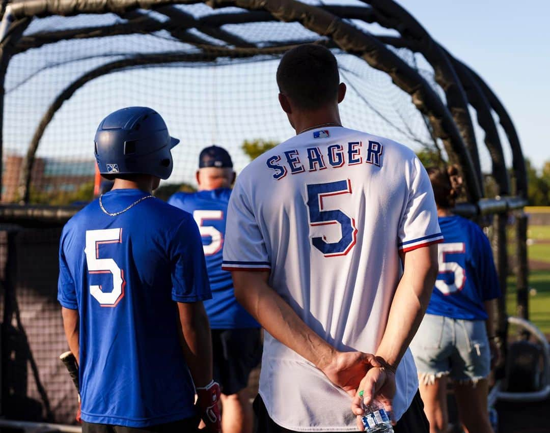 コーリー・シーガーさんのインスタグラム写真 - (コーリー・シーガーInstagram)「Thanks to the @rangersya for letting me, my wife and my dad host a hitting clinic for some of their athletes a few weeks ago.  Special thank you to @adidasdugout for helping me hook the kids up with some gear!」8月28日 2時20分 - coreyseager5