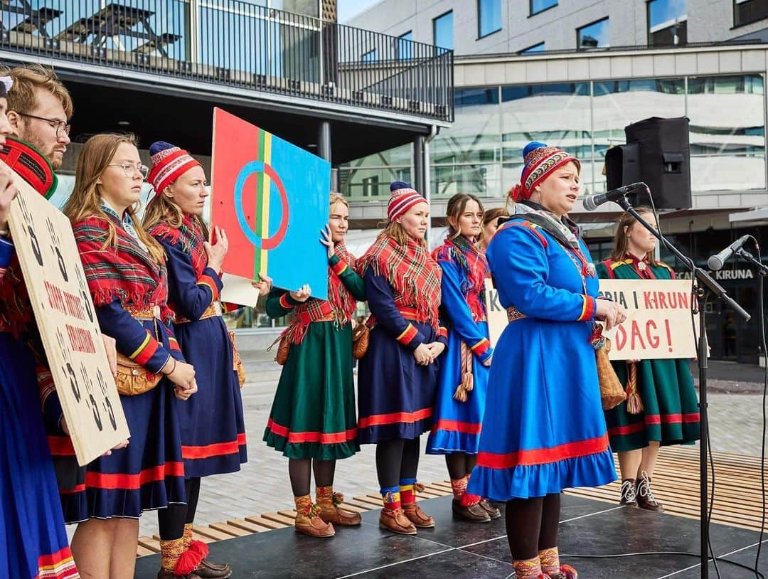 グレタ・トゥーンベリのインスタグラム：「Igår arrangerade vi Gápna ja Leaváža Nuorat (unga i Gabna och Laevas samebyar) en minnesceremoni för förlorade marker och en demonstration ‘STOPP TILL FORTSATT EXPLOATERING’ i Giron/Kiruna. Manifestationen genomfördes med tillrest stöd ifrån @fridaysforfuture.swe @gretathunberg @saminuorra  @noerehorg mfl.   LKAB offentliggjorde i januari 2023 nyheten och önskan om att öppna ännu en gruva nära Giron/Kiruna gällande den malmfyndigheten som kallas ”Per Geijer”- malmen.  LKAB har sedan länge känt till att det finns förekomst av jordartsmetaller i Kiruna då slaggen, det vill säga det som redan brutits i befintliga gruvor, innehåller låga halter. LKAB skulle kunna ta vara på jordartsmetallerna i slaggen, men det är en mer komplicerad process - för statliga LKAB - än att fortsätta som vanligt och fortsatt ta ännu mer urfolksmark i anspråk för att öppna ännu fler gruvor, för ta upp ännu mer ny malm.  På Gabna och Laevas samebyars marker finns redan LKAB-gruvorna; Kiirunavaara, Mertainen, Leväniemi, Gruvberget och Masungsbyn. Det som utvinns fraktas på bilväg och järnväg i sicksack genom våra renbetesmarker. Utöver dessa gruvor vill bolaget Copperstone återöppna en gruva i Kiruna, LKAB vill samtidigt starta en ny gruva, medan Talga AB vill förlägga sina gruvtransporter på samebyarnas marker.  Den tradtionella renskötseln är nu nära kollaps till följd av alla markingrepp. Renarna tvingas avstå markområde efter markområde. Vi unga samer ser med desperation hur kulturen, språket och renarna undan för undan dör, vi har inget annat val än att göra våra röster hörda!   Många unga samer i Kiruna känner en stor oro för sin framtid och vår urfolkskultur i och med de beslut som tas av andra, som påverkar oss och som vi inte har en röst i. Det här är vår chans att göra våra röster hörda. Det var en både hoppfull och tung dag för många men budskapet gick fram: det räcker nu. Vår bedömning av vad ekosystemen, markerna, skogarna, luften och vattnet tål måste också höras. Vi tänker inte säga farväl till mer mark!   #standwithsápmigabnaleavas #čsv #standwithsápmi ❤️💙💚💛  Foto: Hans-Olof Utsi  Film och foto 7 & 8: Privat」