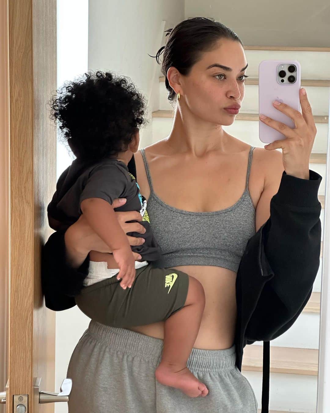 シャニーナ・シャイクのインスタグラム：「Having a social detox has created a space for me to connect more and be in the present with everything I love 🤍 Quality time with my son brings me so much joy. I also enjoy my Pilate classes and cooking .I’m working on my beauty brands and I’m so EXCITED to share more with you soon !  Take the time for yourself this week and focus on the activities that bring you so much JOY . Your ig post can wait … ☺️🤍」
