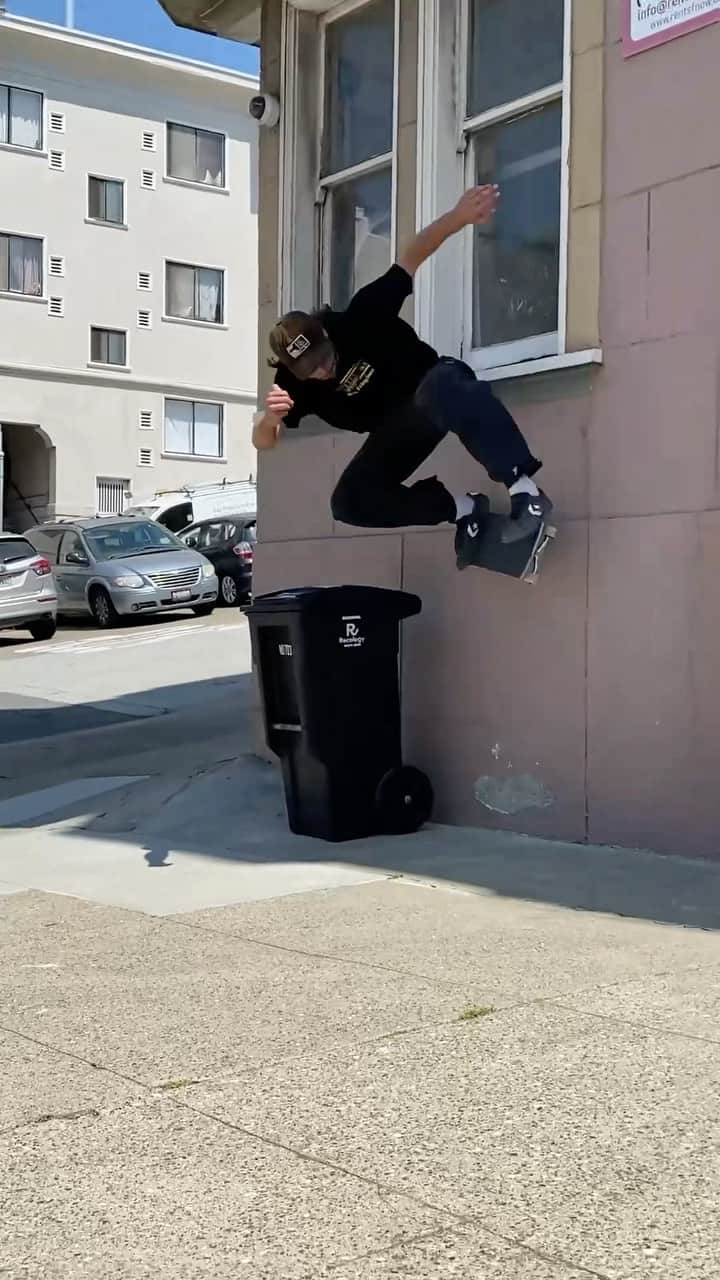 スラッシャーのインスタグラム：「🌊 Street Surfer @chrisathans  📹 @deeepfried」