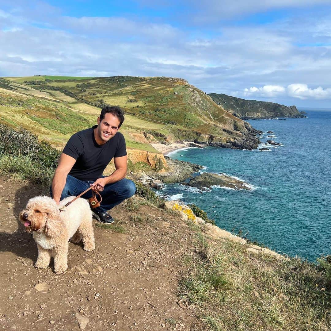 ケリー・ブルックのインスタグラム：「Beautiful Hikes, Stunning Beaches and the Most Delicious Food !! @gararockhotel 🤩 #gararockwalk We took the Gara Rock to Mill Bay Coastal Footpath 👍🏻🌊🦀🐚⚓️🚤🦞🍦🐶🐾」