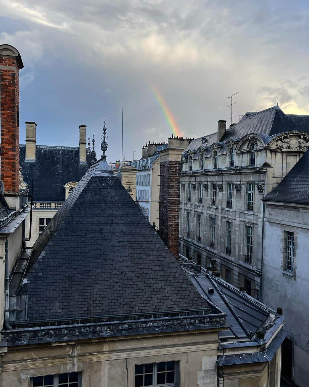 デレク ラムのインスタグラム：「Paris welcome us to our new home with a rainbow….#magic」