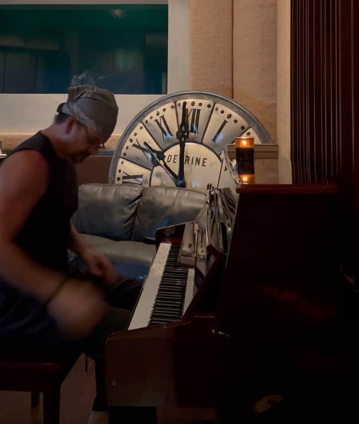 のインスタグラム：「En casa,  nunca tuvimos piano. De niño solía pintar en tablas de madera la teclas con su blanco y negro pero no  sirvió de mucho.  Años después conseguí un pequeño teclado ya en Mexico y entre el Bar el Chato y aquel teclado,  transportaba nota a nota de la guitarra al piano, mientras descubría cosas que no había encontrado en la guitarra y así logre escribir mis primeras dos canciones en este  instrumento , mientras  la guitarra observaba celosa . La primera, Señora de las cuatro décadas, la segunda, Marta. Dos canciones que pertenecen a mundos tan distintos, incluso parecen canciones escritas  por dos autores diferentes, como pasa tantas veces en mi trabajo . Creo que desde que escribí Marta, jamás volví a tocarla al piano ( se nota jaja) mientras intento reencontrarme con las palabras, y faltándole el respeto nuevamente a este instrumento, recordar es siempre un buen ejercicio. En este rincón en Guatemala donde se me ve perseguir desesperado a las musas abandonadas, para ver si logro enamorar alguna para que me regale el beso que me reencuentre con la maravilla de ver nacer historias nuevas.」