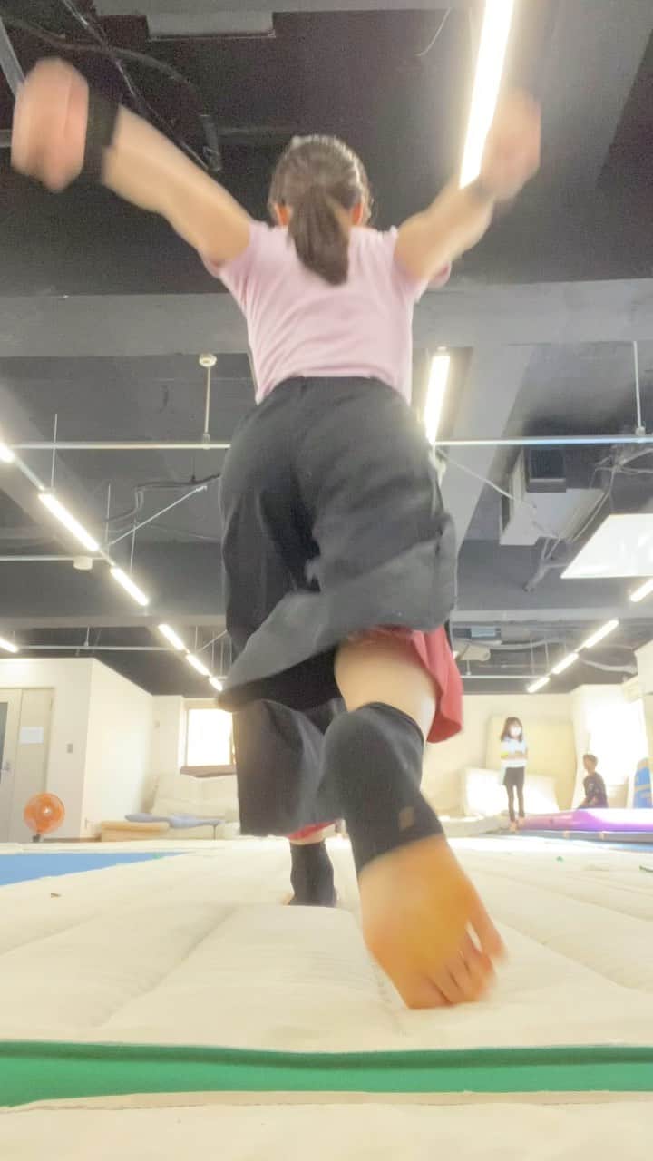 鈴木柚里絵のインスタグラム：「My new challenge!  今日は引き続き苦手なほうの足の側宙を練習しました。 ぽよんぽよんしないマットの上で初めてやってみたらできた！嬉しい！ もっとできるようにがんばる！ おやすみなさい〜  He practicado acrobacia hoy☀️ Mejoré😆 Me esforzaré🔥 Buenas noches✨ #cartwheel #側宙　#voltereta」