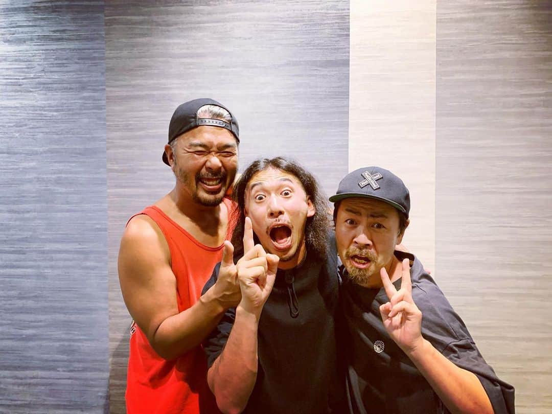 こーいちのインスタグラム：「RUSH BALLはライブも打ち上げもTHEバンドマンっぽくて最高。 最後は一緒に撮ったことない３人でフィニッシュです。  #BOTS君とイチロックと俺」