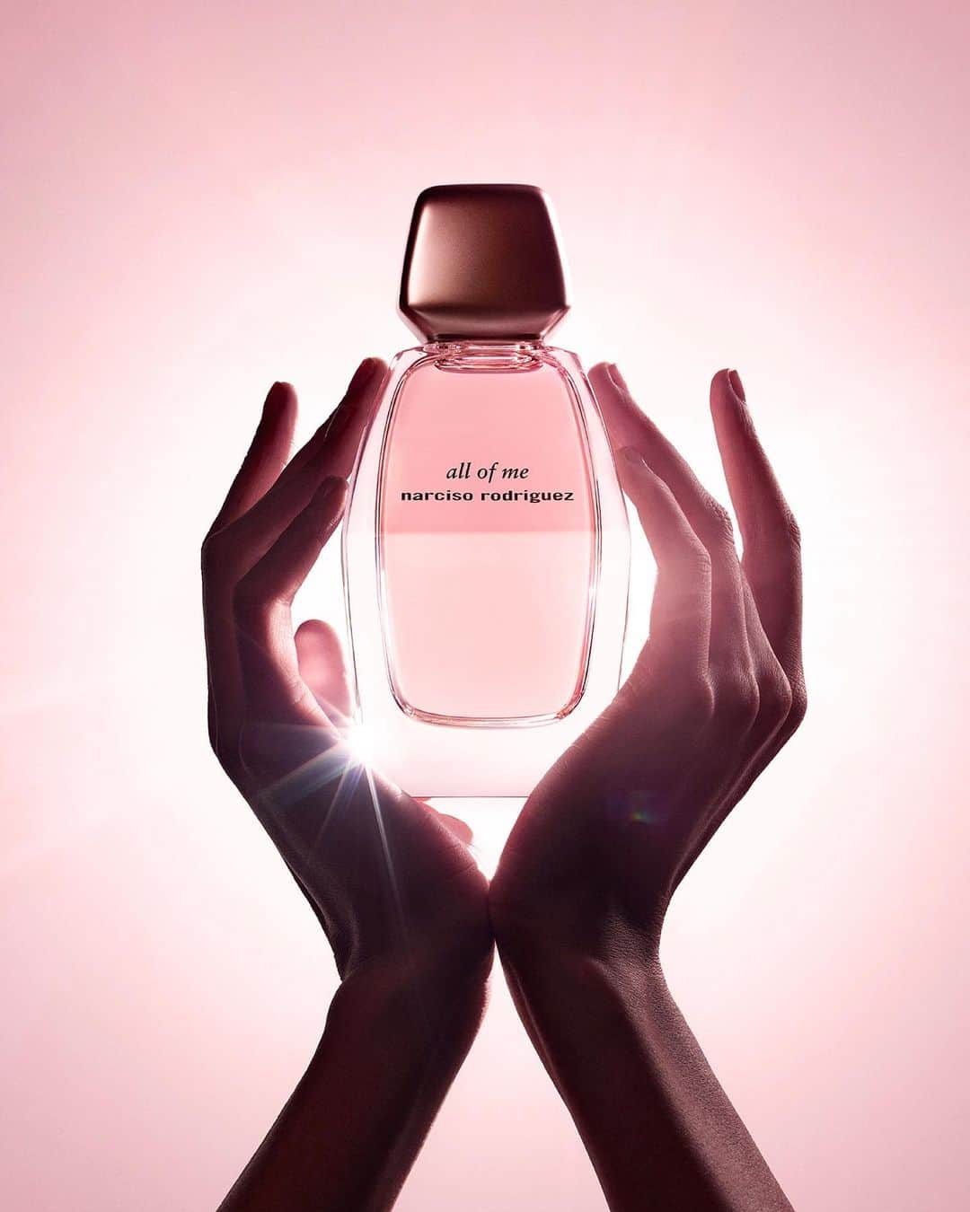 ナルシソロドリゲスのインスタグラム：「Discover all of me, the sublimely beautiful scent by narciso rodriguez.  #allofme #narcisorodriguezparfums #parfum #fragrance」