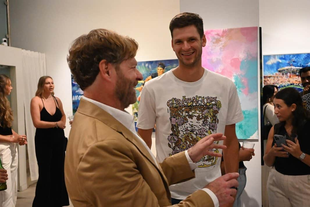 フベルト・フルカチュさんのインスタグラム写真 - (フベルト・フルカチュInstagram)「Thank you for having me and my family at your art show @teddimond_art, appreciate the wonderful portrait!  And what made the whole experience even more fun was that I got to drive to the show in the @mclarenauto GT 🏎️🔥  📸: India Ampaw」8月28日 3時33分 - hubihurkacz