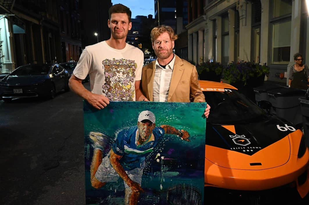 フベルト・フルカチュのインスタグラム：「Thank you for having me and my family at your art show @teddimond_art, appreciate the wonderful portrait!  And what made the whole experience even more fun was that I got to drive to the show in the @mclarenauto GT 🏎️🔥  📸: India Ampaw」