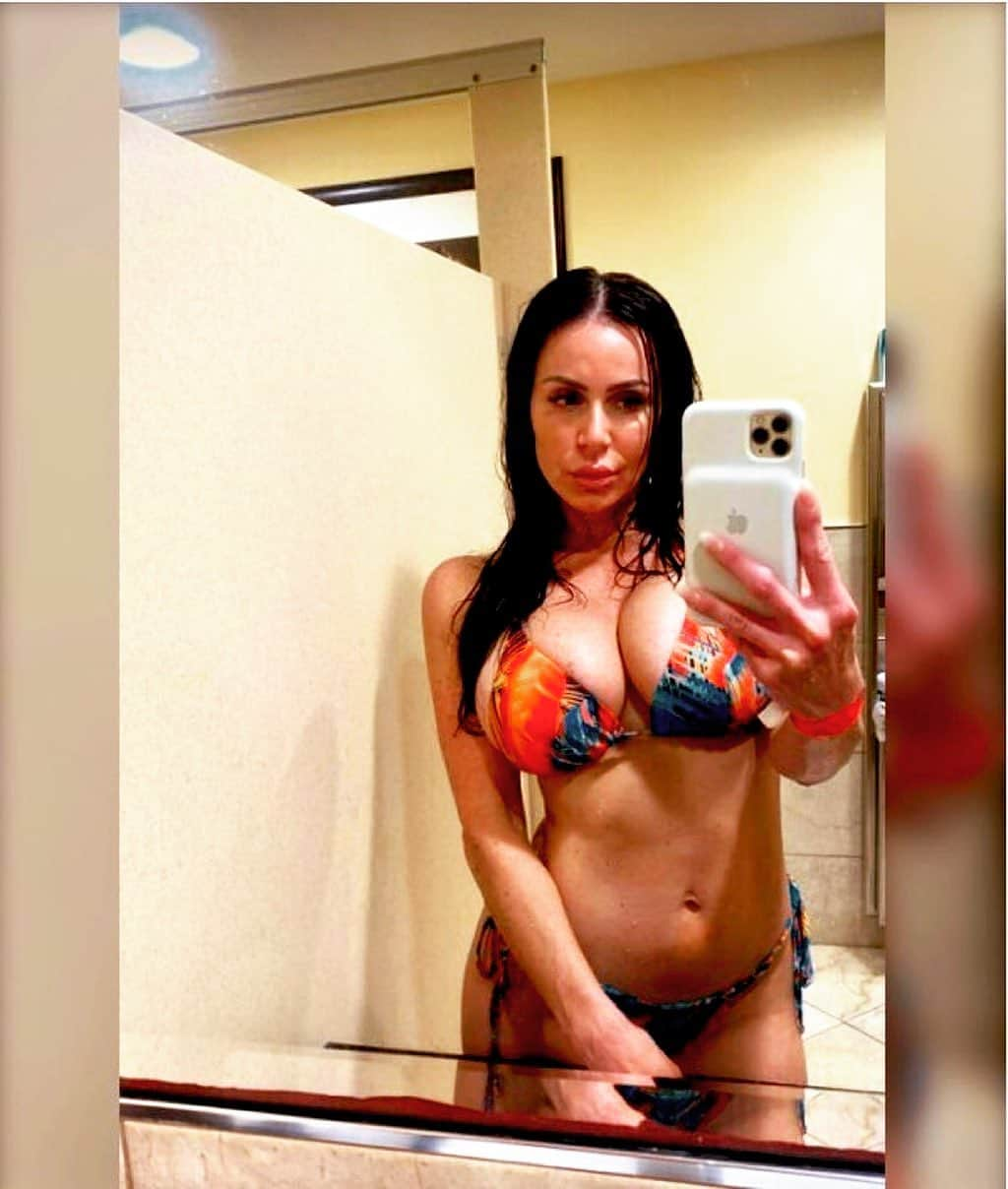 Kendra Lustさんのインスタグラム写真 - (Kendra LustInstagram)「#StillWet .. take a #Selfie #Sunday」8月28日 3時35分 - kendralust