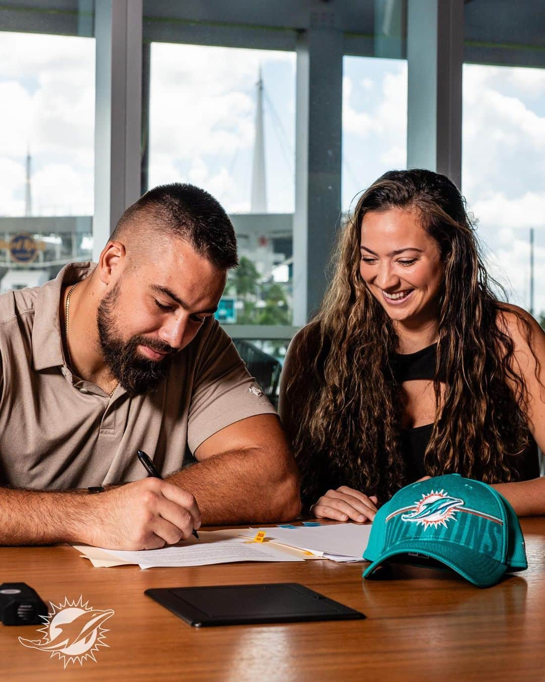 マイアミ・ドルフィンズさんのインスタグラム写真 - (マイアミ・ドルフィンズInstagram)「Done deal ✍️」8月28日 3時50分 - miamidolphins