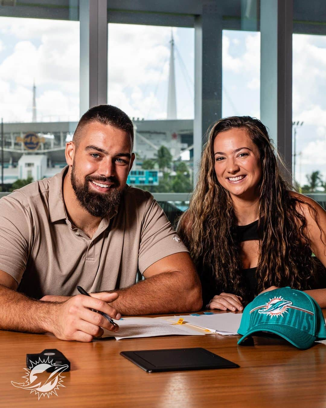 マイアミ・ドルフィンズさんのインスタグラム写真 - (マイアミ・ドルフィンズInstagram)「Done deal ✍️」8月28日 3時50分 - miamidolphins