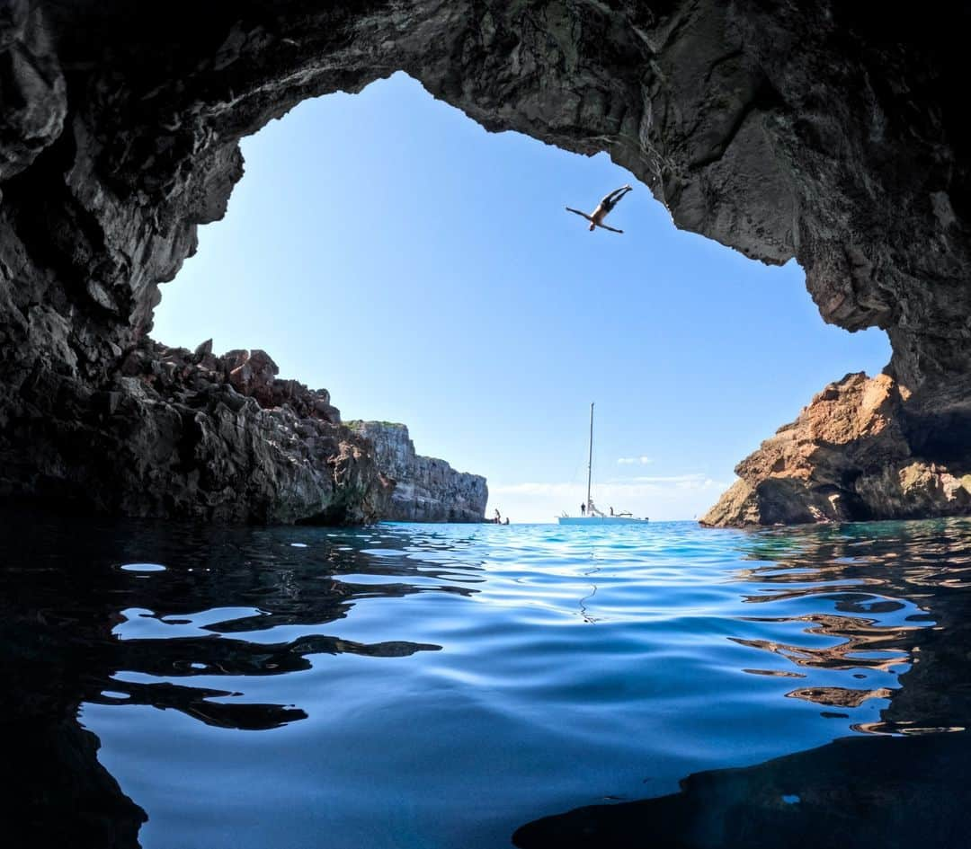 goproのインスタグラム：「Photo of the Day: "I believe I can fly" - @victordevalles 🦅 Snapped on #GoProHERO11 Black by GoPro Subscriber + $500 GoPro Award recipient, @julia_wom.  @goproes #GoProES #GoPro #Menorca #CliffDiving #Travel #TravelPhotography」