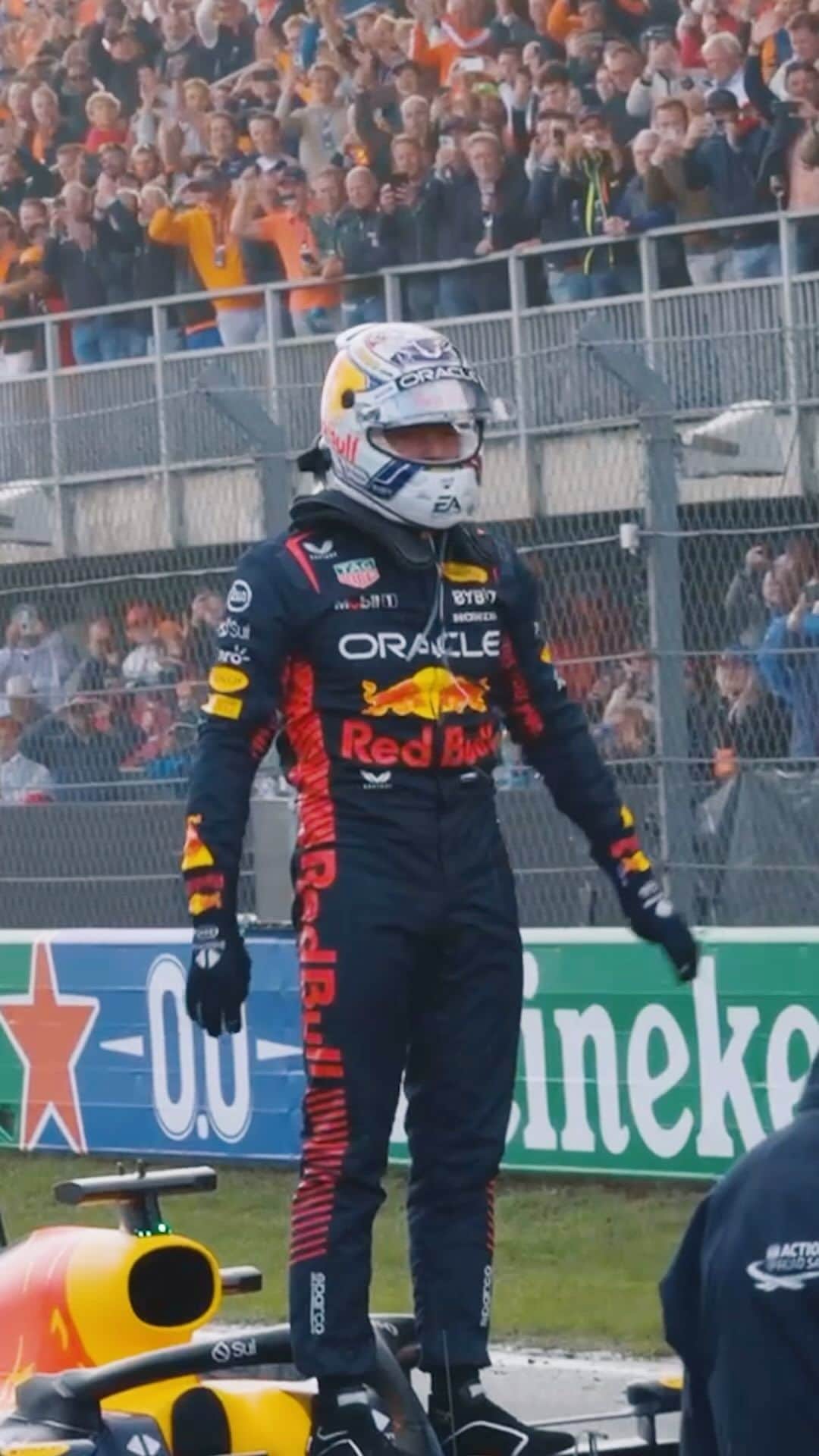 マックス・フェルスタッペンのインスタグラム：「No place like home 🇳🇱🦁  #MaxVerstappen #RedBullRacing」