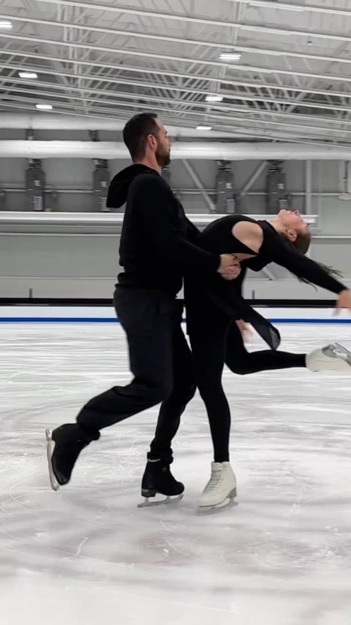 サイモン・シュナピアのインスタグラム：「sunday spins   📸: @_zachskates   #figureskating #icedance #dance #iceskating #spin」