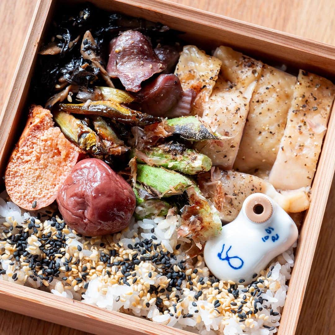 武井義明のインスタグラム：「Today’s bento.  焼きたらこ、乾物煮、魚屋清兵衛の稚鮎の甘露煮、炙ったオクラのおかか和え、砂肝と鶏もものスチームオーブン焼き、もち麦入りごはん、海苔、梅干、ごま。鶏の味が薄かったので、ひょうちゃん（醤油）も同行。  #leica_photos #leicaphoto #leicaphotography #leicasl #leicasl601 #foodphotography #foodphotographyandstyling #bento #lunchbox」