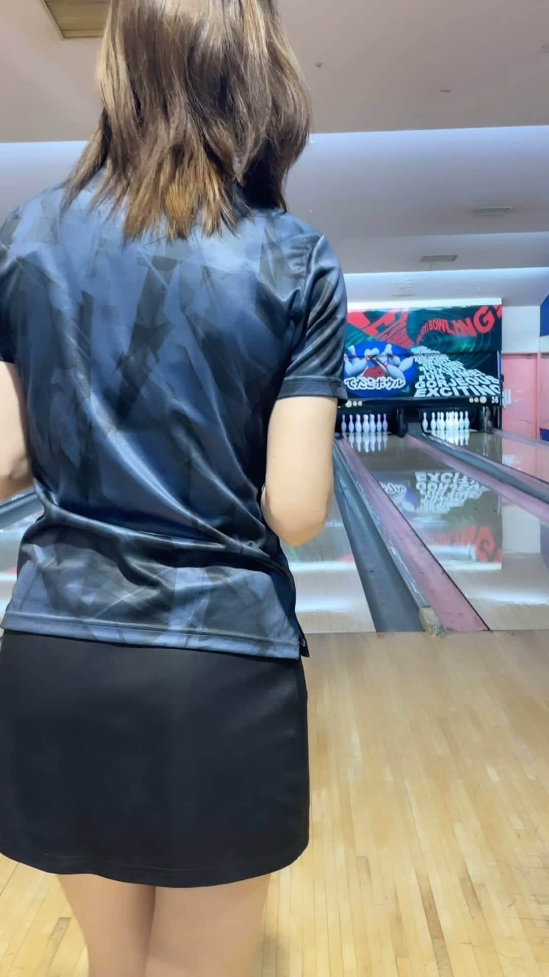 竹原三貴のインスタグラム：「久しぶりボウリング動画🎳 昨日はライブ配信見てくれた人 ありがとうございました😊   #高回転女子 #볼링 #털어치기 #크랭커 #保齡球　 #bowling #highrev #ボウリング #ボーリング #高回転 #ローダウン #볼링하는여자  #ローダウン #ローダウン女子 #training #sportbowling #hexa  #롱헤어　#プロボウラー #볼링연습중」