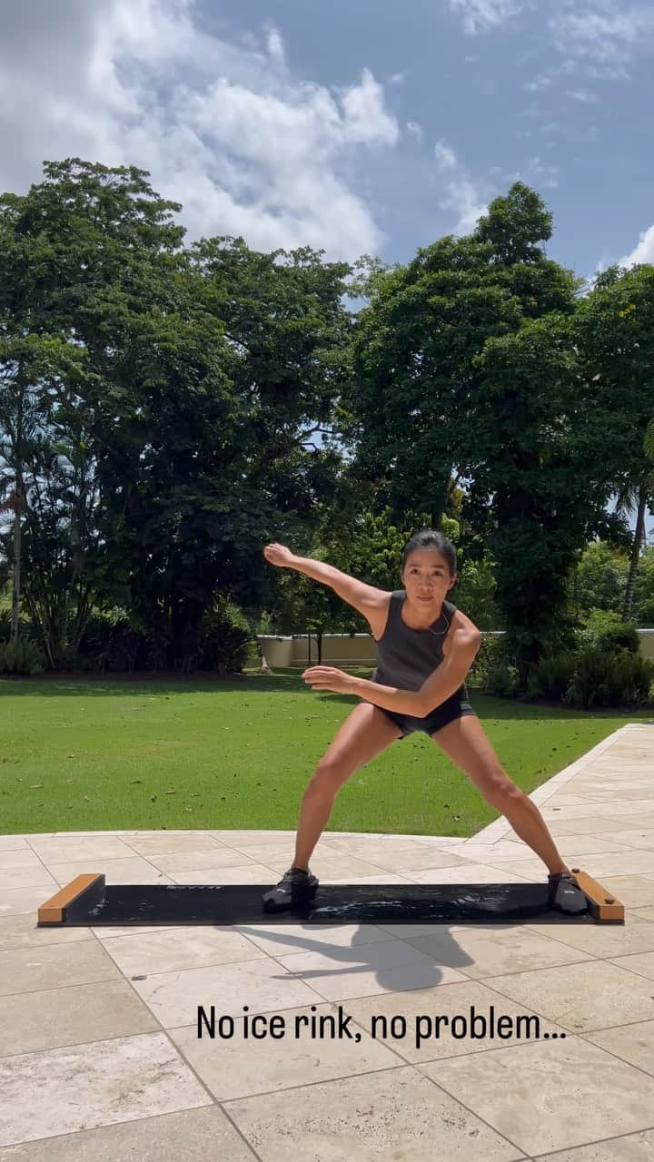 ミシェル・クワンのインスタグラム：「This is what skating looks like in Belize 🌺🌴🦜」