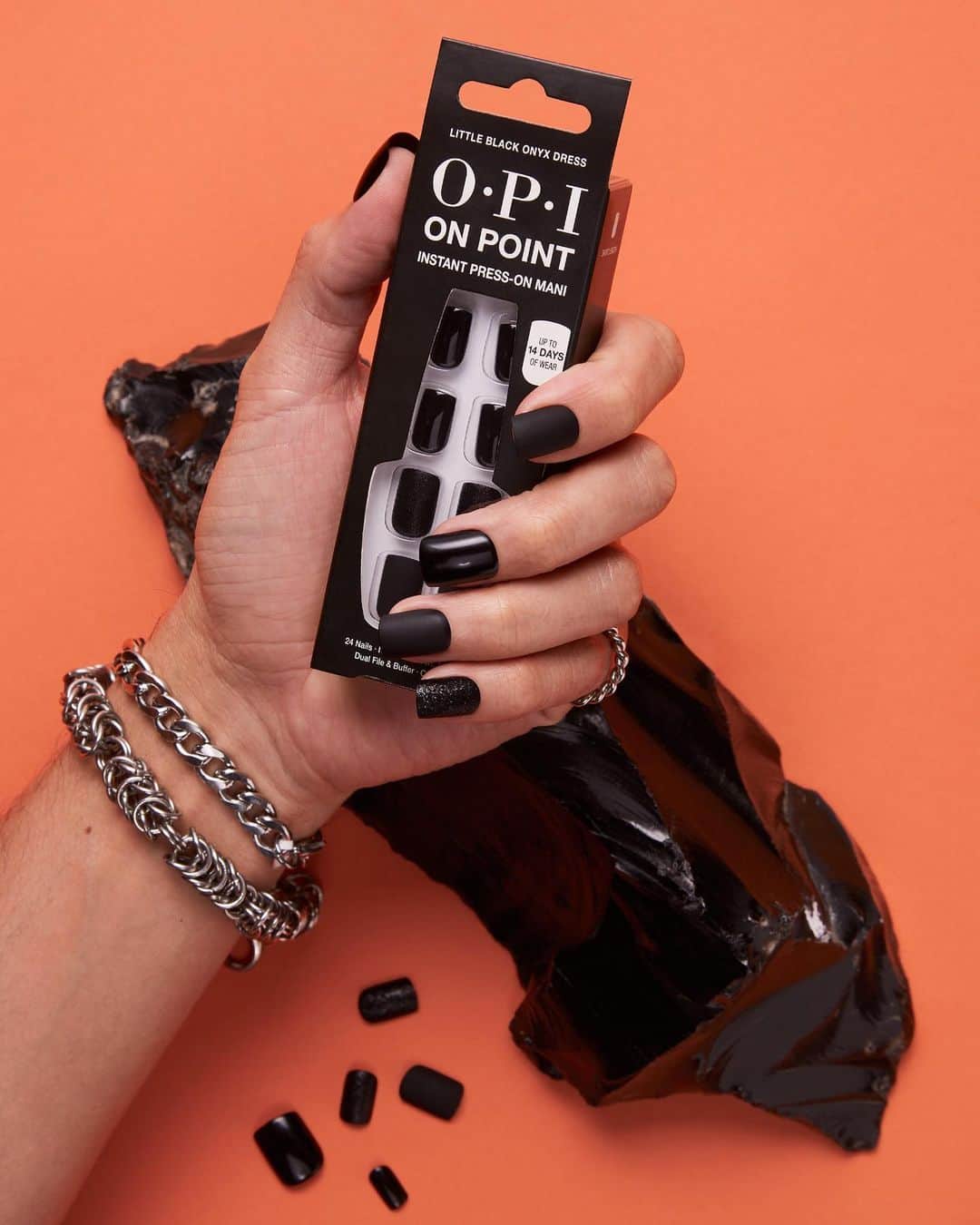OPIさんのインスタグラム写真 - (OPIInstagram)「A set for every mood. 💅  Whether it's for 14 days or 1 day, you'll never miss a chance to express your unique self with OPI On Point.  Now available online and at select drugstores. 🛒  #OPI #OPIObsessed #OPIOnPoint #PressOnNails」8月28日 4時30分 - opi