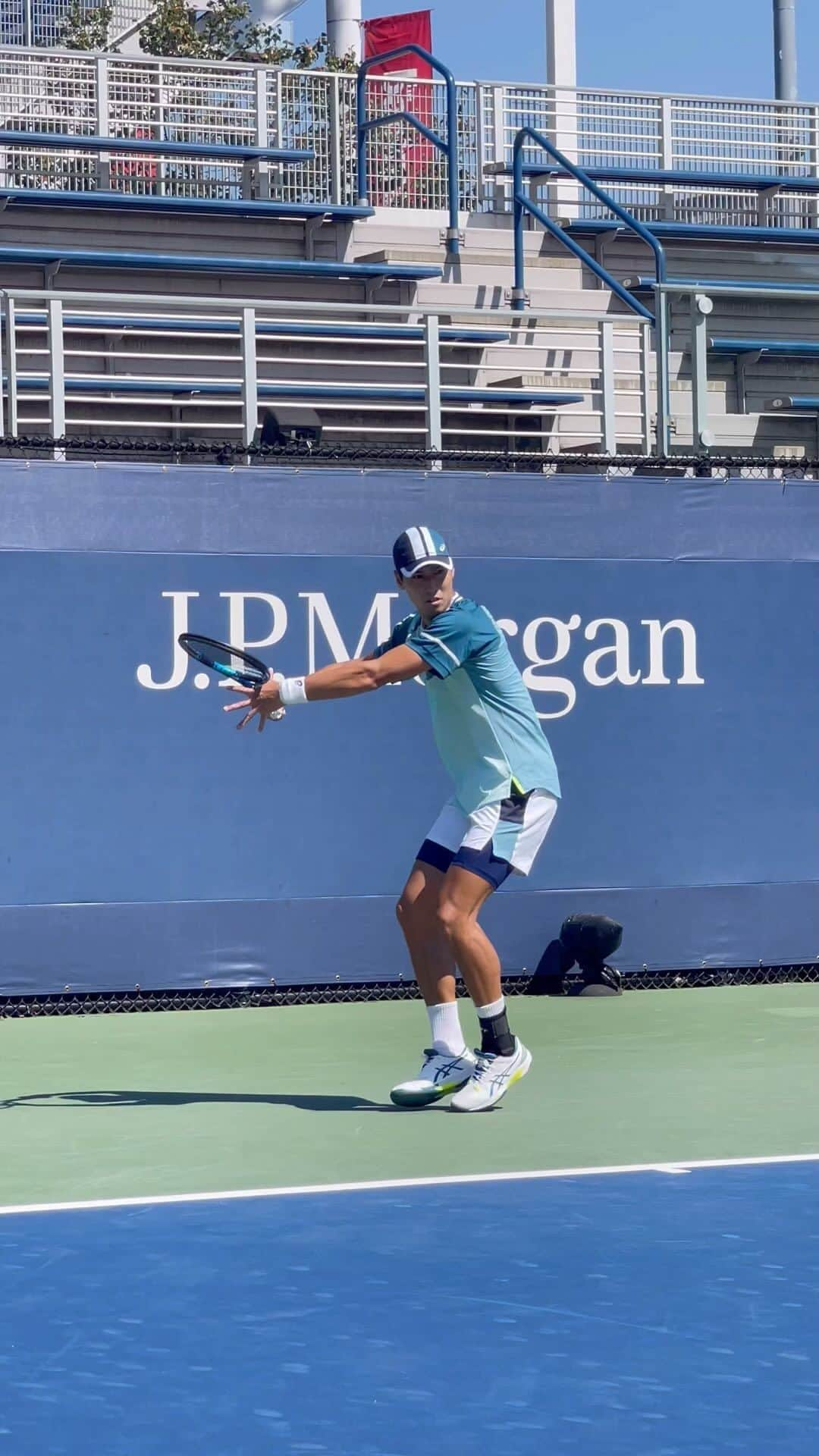 綿貫陽介のインスタグラム：「US Open look🗽 ストライプと色が大好きな今回のUSオープン仕様🇺🇸 生地もサラサラしてて乾きやすくて最高です！！  ストライプ好きな人ー？？ #asicstennis  #soundmindsoundbody  #ニューヨークで投稿する人の8割がこの歌使いがち」