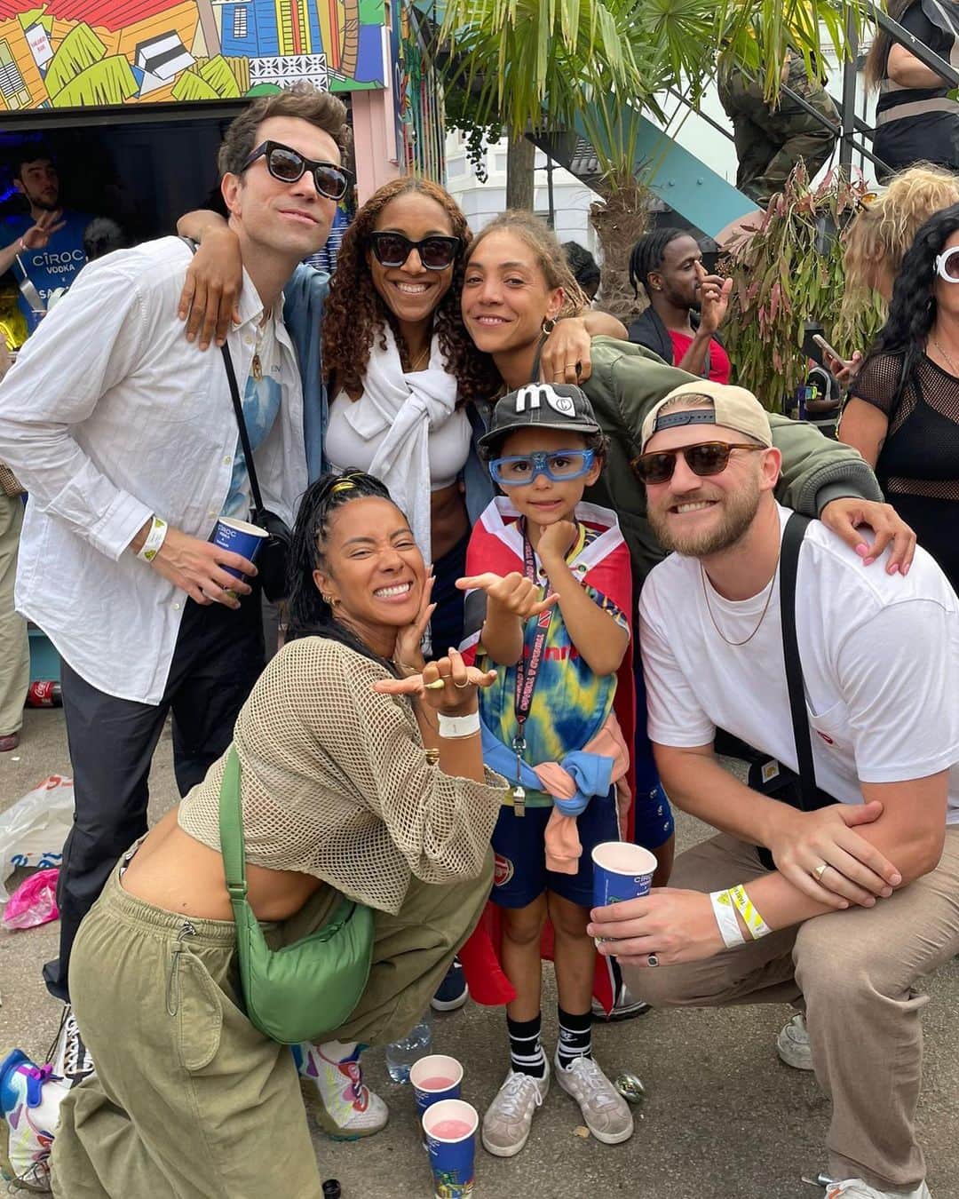 ニック・グリムショーのインスタグラム：「BEST time at carnival with the besties 💕✨」