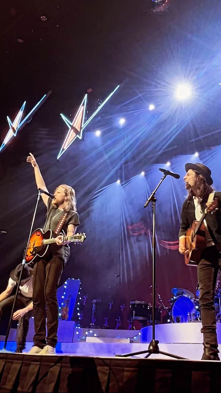 The Lumineersのインスタグラム：「From sound check to show time with @jamesbaymusic in Milwaukee last night! Did you spot @petesouza?」