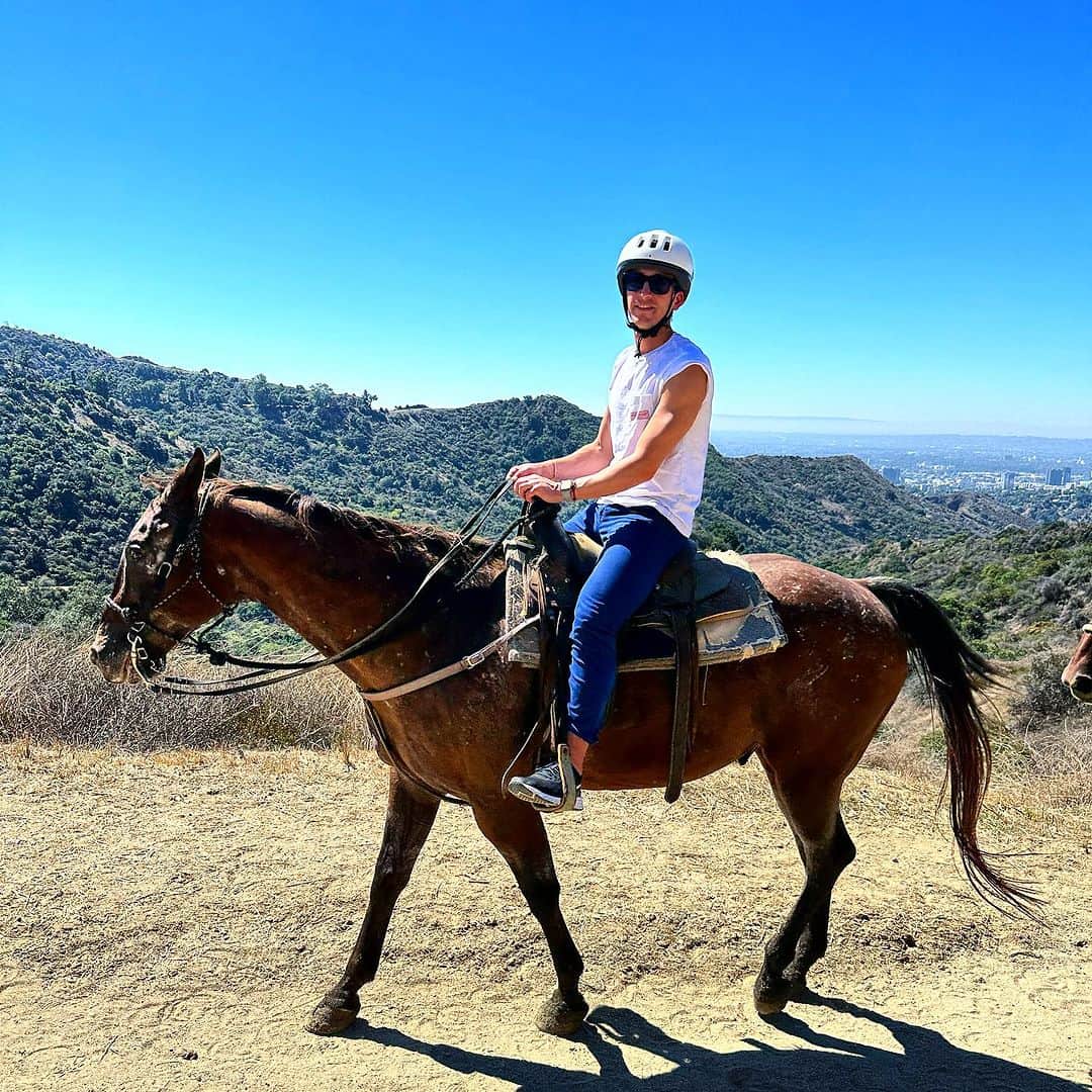 ジョナサン・カサーのインスタグラム：「Saddling up on a Sunday morning  . . . . . . #dwight #western #horselife #hollywoodtrailrides #hollywood #losangeles」